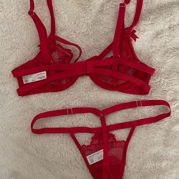 Red Lace Bra and Panty Set - Picture 4 of 9